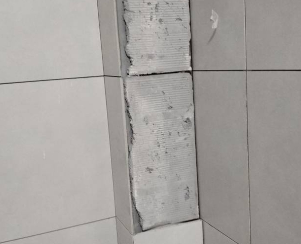 获嘉瓷砖空鼓维修公司分享下瓷砖施工前基层浇水润湿程度不足，可能导致以下问题